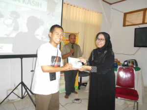 Elan Jaelani bersama ibu Ir.Sri Bebassari, M.Si ketua Indonesia Solid Waste Association (InSWA)